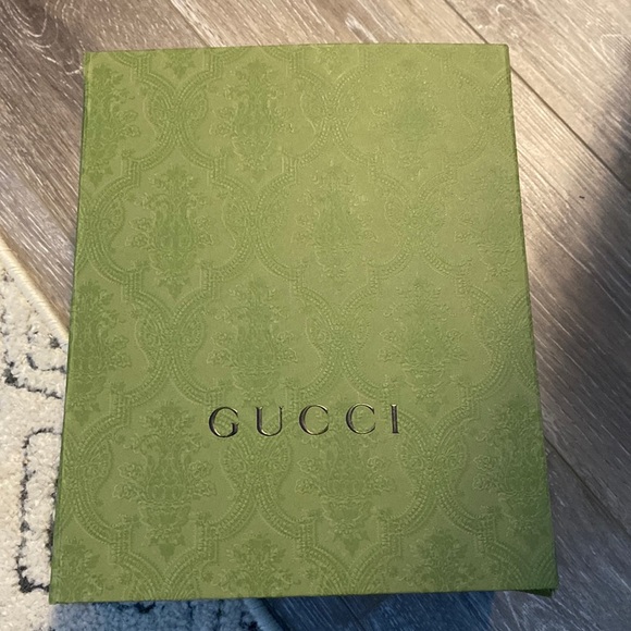 Small cinched Gucci crossbody - Picture 2 of 7